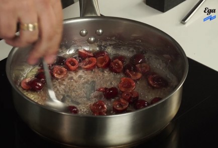 Фото шага рецепта Жареный сыр с чатни из черешни 125423 шаг 1  