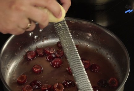 Фото шага рецепта Жареный сыр с чатни из черешни 125423 шаг 2  