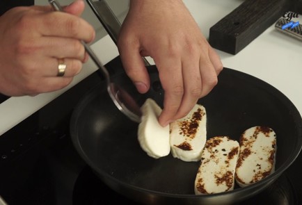 Фото шага рецепта Жареный сыр с чатни из черешни 125423 шаг 4  