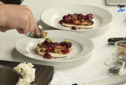 Фото шага рецепта Жареный сыр с чатни из черешни 125423 шаг 5  