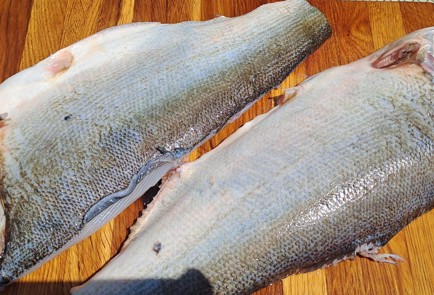 Фото шага рецепта Жареный толстолобик с луком 186792 шаг 5