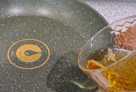 Фото шага рецепта Жареный толстолобик с луком 186792 шаг 8