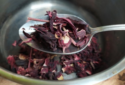 Фото шага рецепта Желе из каркаде с виноградом 188880 шаг 1  