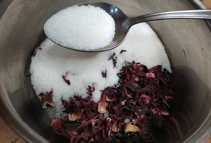 Фото шага рецепта Желе из каркаде с виноградом 188880 шаг 2  