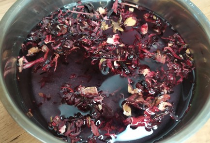 Фото шага рецепта Желе из каркаде с виноградом 188880 шаг 3  