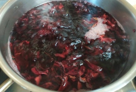 Фото шага рецепта Желе из каркаде с виноградом 188880 шаг 4  