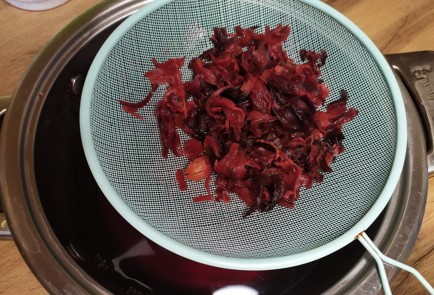 Фото шага рецепта Желе из каркаде с виноградом 188880 шаг 5  