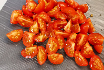 Фото шага рецепта Желтковый скрэмбл с сыром и помидорами 151996 шаг 1  