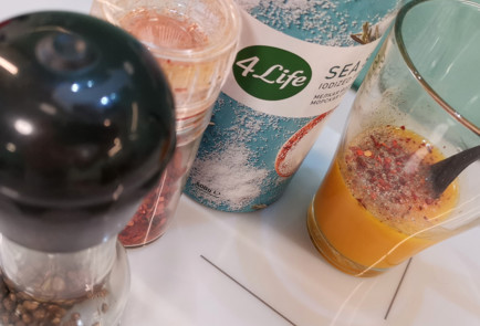 Фото шага рецепта Желтковый скрэмбл с сыром и помидорами 151996 шаг 2  