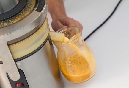 Фото шага рецепта Желтый смузи с яблоками базиликом и имбирем 80084 шаг 2  