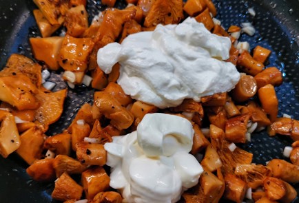 Фото шага рецепта Жюльен из лисичек 174724 шаг 8  