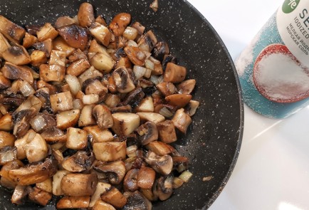 Фото шага рецепта Жюльен с хрустящей корочкой 173348 шаг 2  