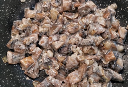 Фото шага рецепта Жюльен с хрустящей корочкой 173348 шаг 5  