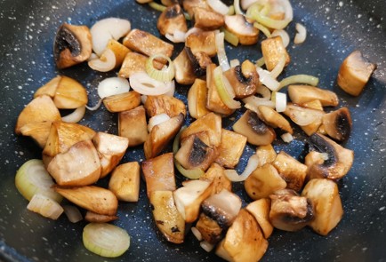 Фото шага рецепта Жюльен с камамбером 175410 шаг 4  