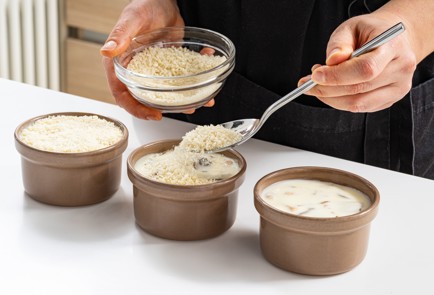 Фото шага рецепта Жюльен с курицей грибами и плавленым сыром 188038 шаг 10  