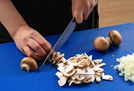 Фото шага рецепта Жюльен с курицей грибами и плавленым сыром 188038 шаг 2  