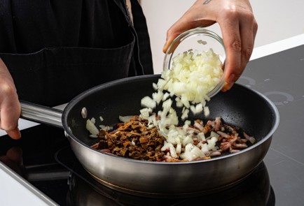 Фото шага рецепта Жюльен с курицей грибами и плавленым сыром 188038 шаг 6  