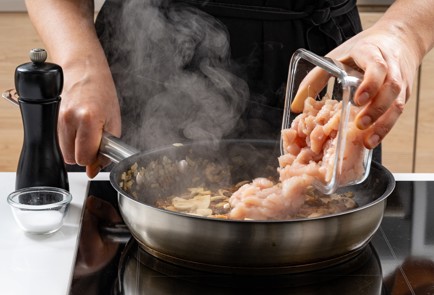 Фото шага рецепта Жюльен с курицей грибами и плавленым сыром 188038 шаг 7  