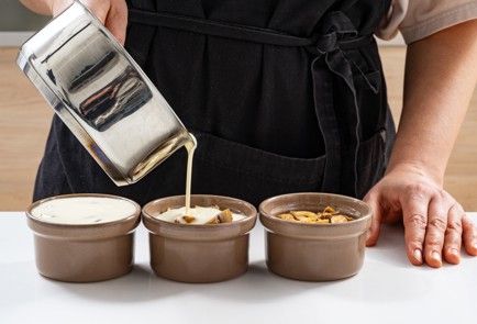 Фото шага рецепта Жюльен с курицей грибами и плавленым сыром 188038 шаг 9  