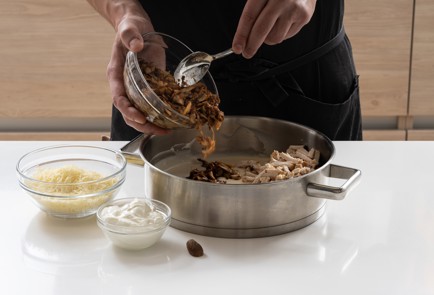 Фото шага рецепта Жюльен с курицей и грибами 140332 шаг 13  