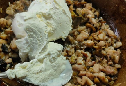 Фото шага рецепта Жюльен с курицей на сковороде 191188 шаг 13  