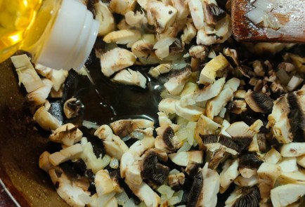 Фото шага рецепта Жюльен с курицей на сковороде 191188 шаг 5  