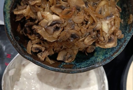 Фото шага рецепта Жюльен с куриным филе и грибами 191148 шаг 9  