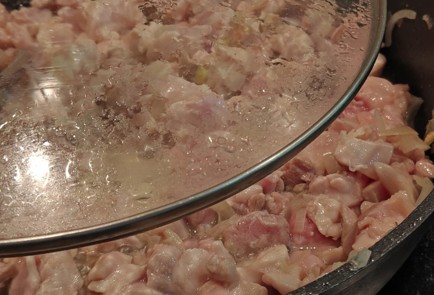 Фото шага рецепта Жюльен в слоеном тесте 189090 шаг 4  