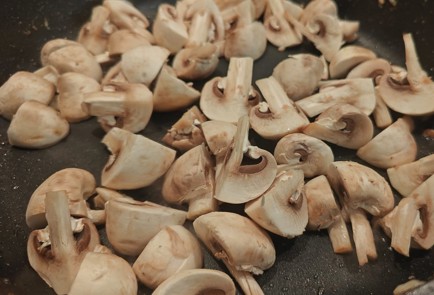 Фото шага рецепта Жюльен в слоеном тесте 189090 шаг 6  