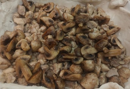 Фото шага рецепта Жюльен в слоеном тесте 189090 шаг 8  