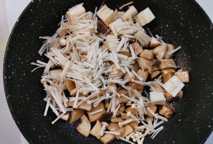 Фото шага рецепта Жюльен 188241 шаг 3