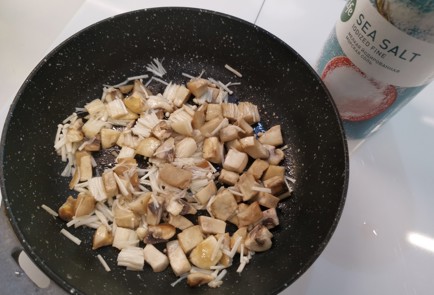 Фото шага рецепта Жюльен 188241 шаг 4