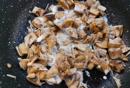 Фото шага рецепта Жюльен 188241 шаг 6