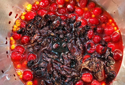 Фото шага рецепта Зимний морс из множества ягод 152005 шаг 2  