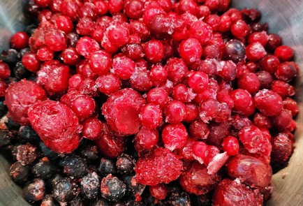 Фото шага рецепта Зимний морс из замороженных ягод 151285 шаг 4