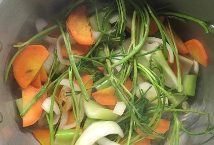 Фото шага рецепта Золотистый куриный бульон 152254 шаг 1  