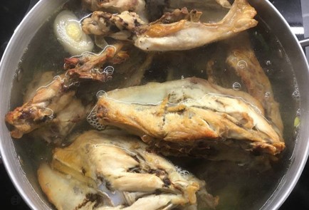 Фото шага рецепта Золотистый куриный бульон 152254 шаг 3  