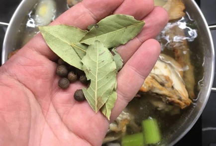 Фото шага рецепта Золотистый куриный бульон 152254 шаг 4  