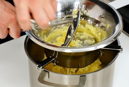 Фото шага рецепта Зразы картофельные с луком и яйцом 91465 шаг 1  