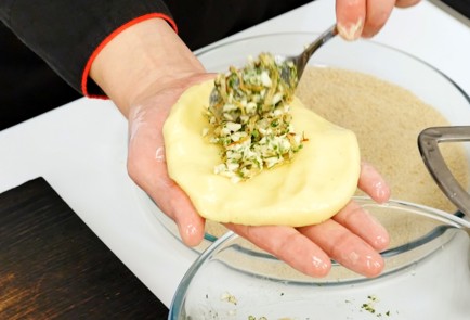 Фото шага рецепта Зразы картофельные с луком и яйцом 91465 шаг 4  