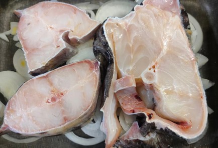 Фото шага рецепта Зубатка с помидорами и луком 175508 шаг 4  