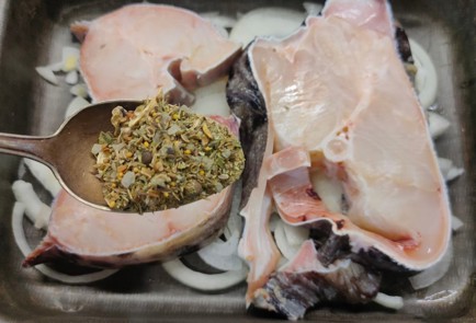 Фото шага рецепта Зубатка с помидорами и луком 175508 шаг 5  