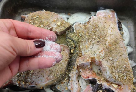 Фото шага рецепта Зубатка с помидорами и луком 175508 шаг 6  