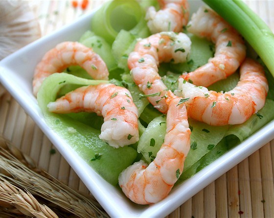 Фото рецепт Салат из креветок и огурцов по-китайски