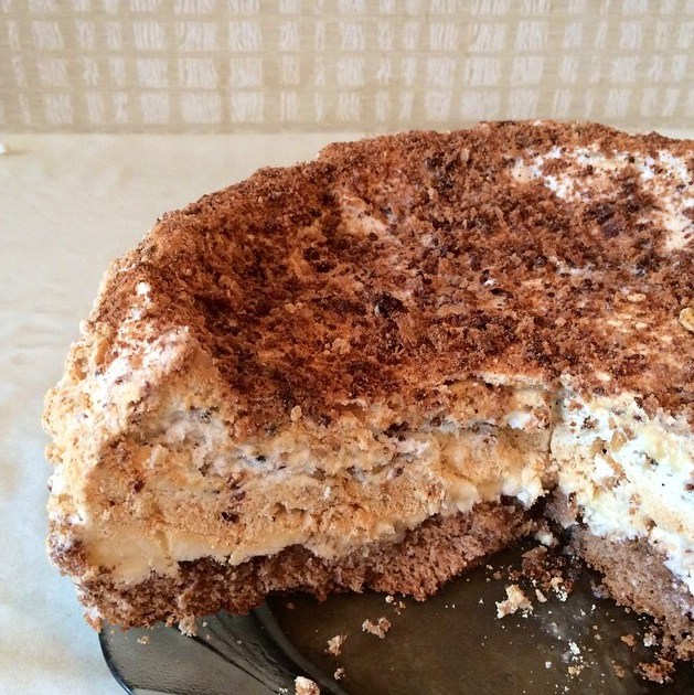 Фото рецепт Торт «Киевский» с безе и кремом шарлот