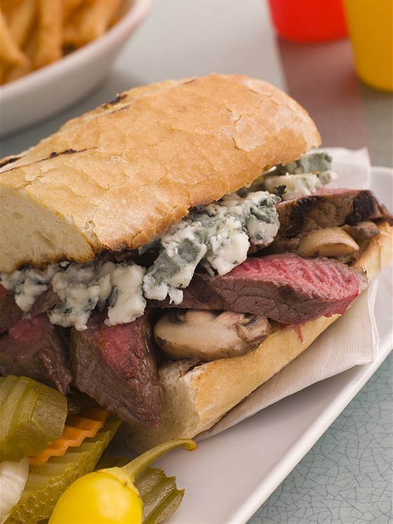 Фото рецепт Сэндвичи с говяжьим стейком, шампиньонами и кремом из базилика