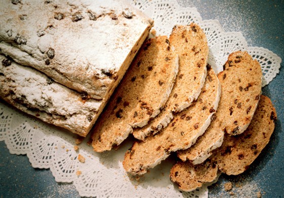 Фото рецепт Быстрый хлеб с инжиром и фундуком