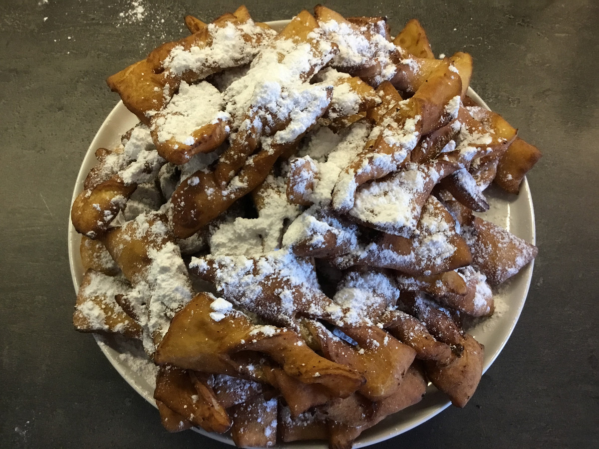 Фото рецепт Хворост с сахарной пудрой