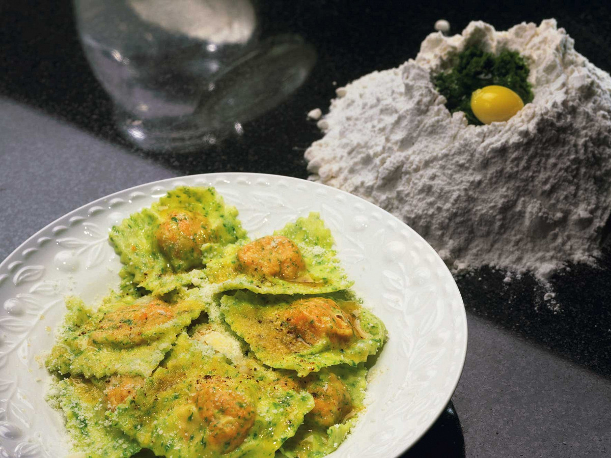 Фото рецепт Зеленые равиоли с тыквой и соусом из шалфея