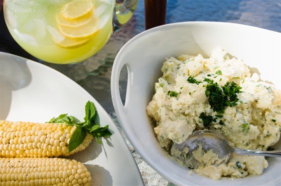 Фото рецепт Картофельный салат с мятой и ароматной заправкой